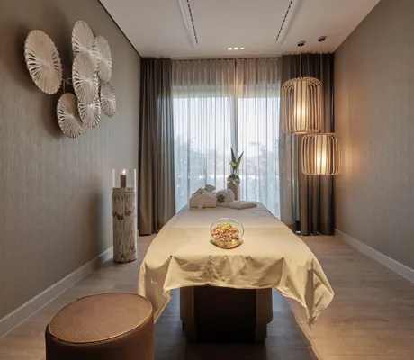 Behandlungsraum im Spabereich des Öschberghofs mit Liege, großen Hängelampen und Dekoelementen an der Wand