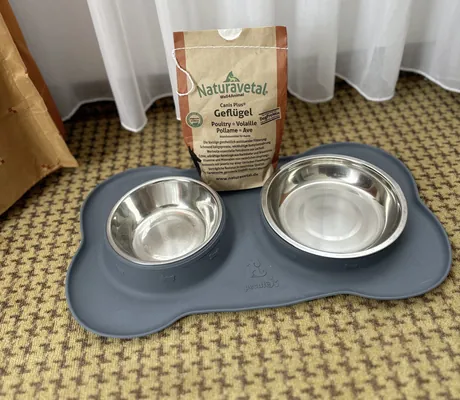 Wasser- und Futternapf liebevoll vorbereitet auf einer Silikonunterlage mit Hundefutter der Marke naturavetal