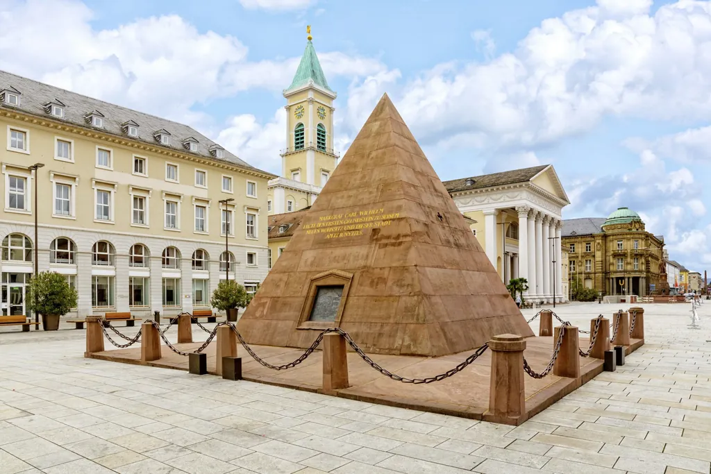 Das Wahrzeichen der Stadt Karlsruhe, die Sandsteinpyramide auf dem Marktplatz zu ehren des Stadtgründers Marktgraf Karl.