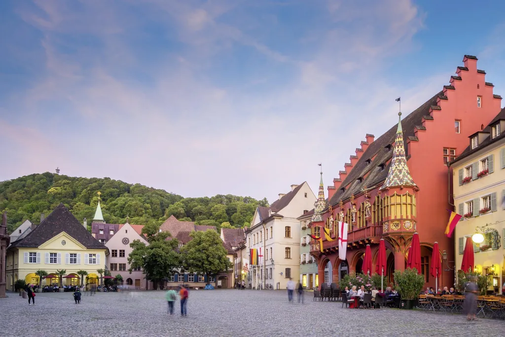 Münsterplatz in Freiburg am Breisgau mit dem bekannten roten Kaufhaus, das bei keinem Städtetrip in Süddeutschland fehlen darf.