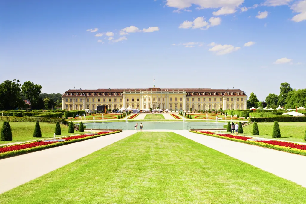 Das barocke Residenzschloss Ludwigsburg mit seinem wunderschön angelegten Schlossgarten mit saftigem Rasen und bunt leuchtenden Blumen