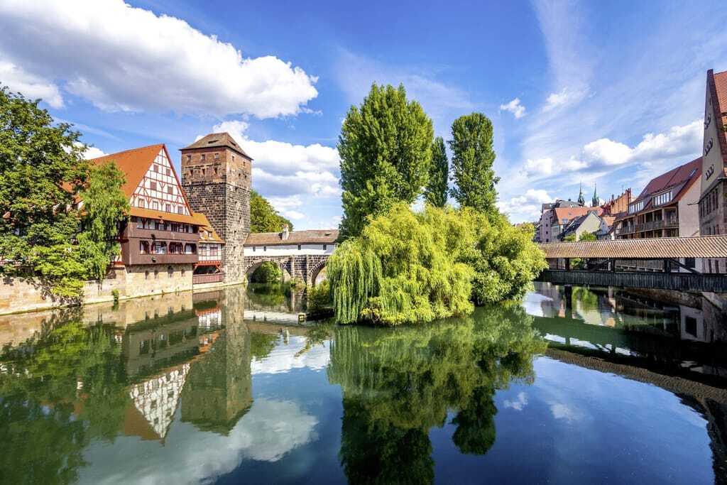 Zwei historische Sehenswürdigkeiten, die bei einem Städetrip nach Nürnberg nicht fehlen sollten: der Henkertum und der Henkersteg.