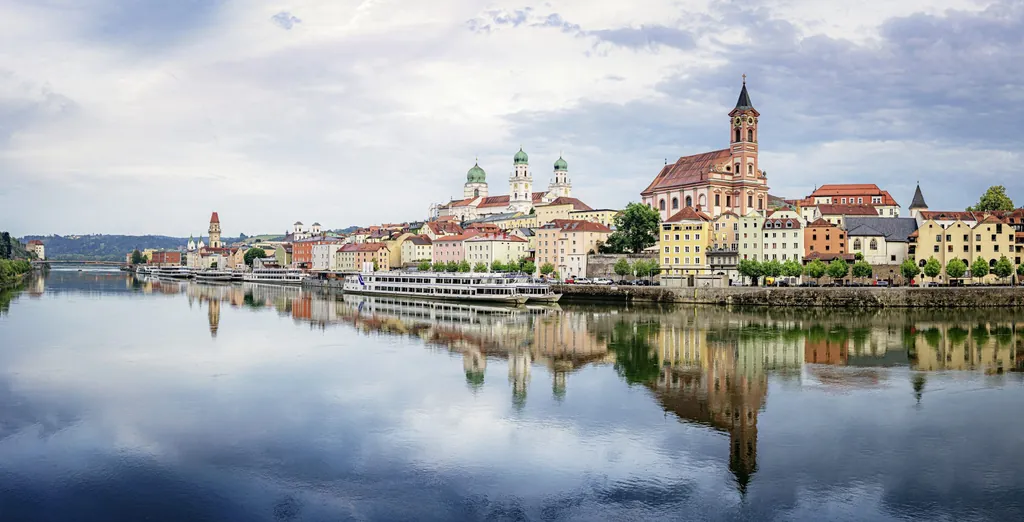 Panoramablick auf die Stadt Passau und die Donau mit ihren Schiffen