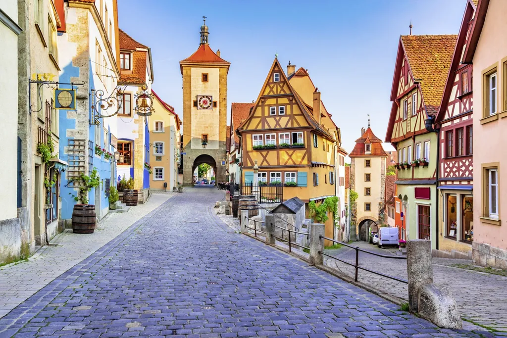 Kopfsteingepflasterte Straßen und charmante Fachwerkhäuser wie aus dem Bilderbuch, das gibt es in Rothenburg ob der Tauber insbesondere am Plönlein.