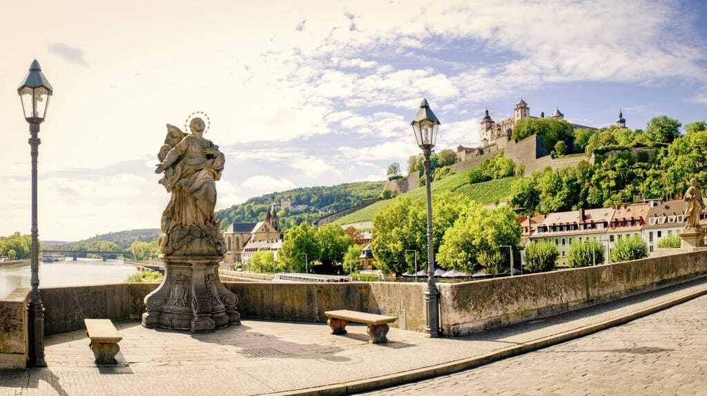 Blick von der Alten Mainbrücke auf die Würzburger Stadt und die Residenz. 