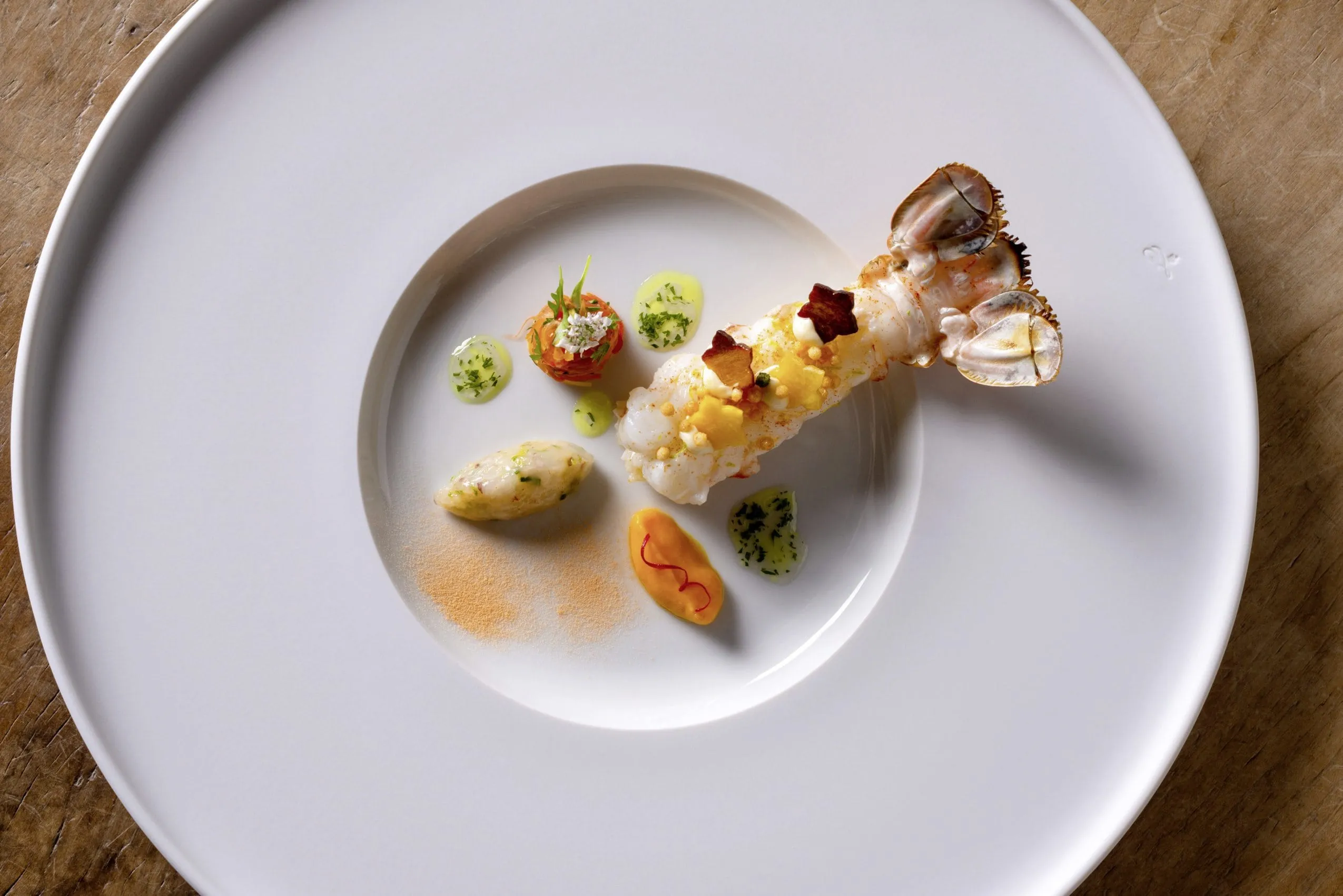 Gericht wundersch&ouml;n angerichtet auf einem wei&szlig;en Teller aus der Sternek&uuml;che des Atelier