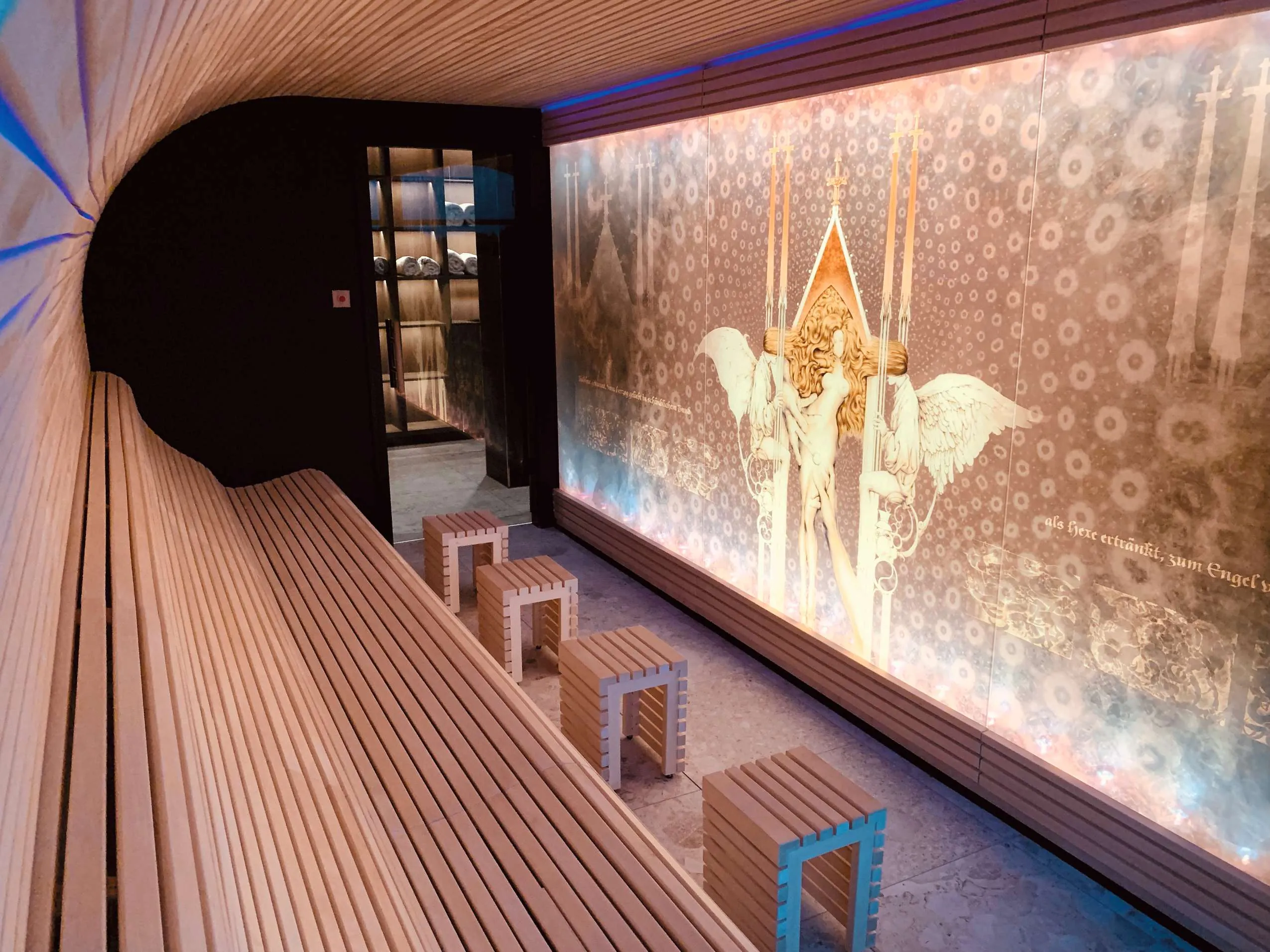 Gro&szlig;e Sauna mit beleuchtetem Wandgem&auml;lde.