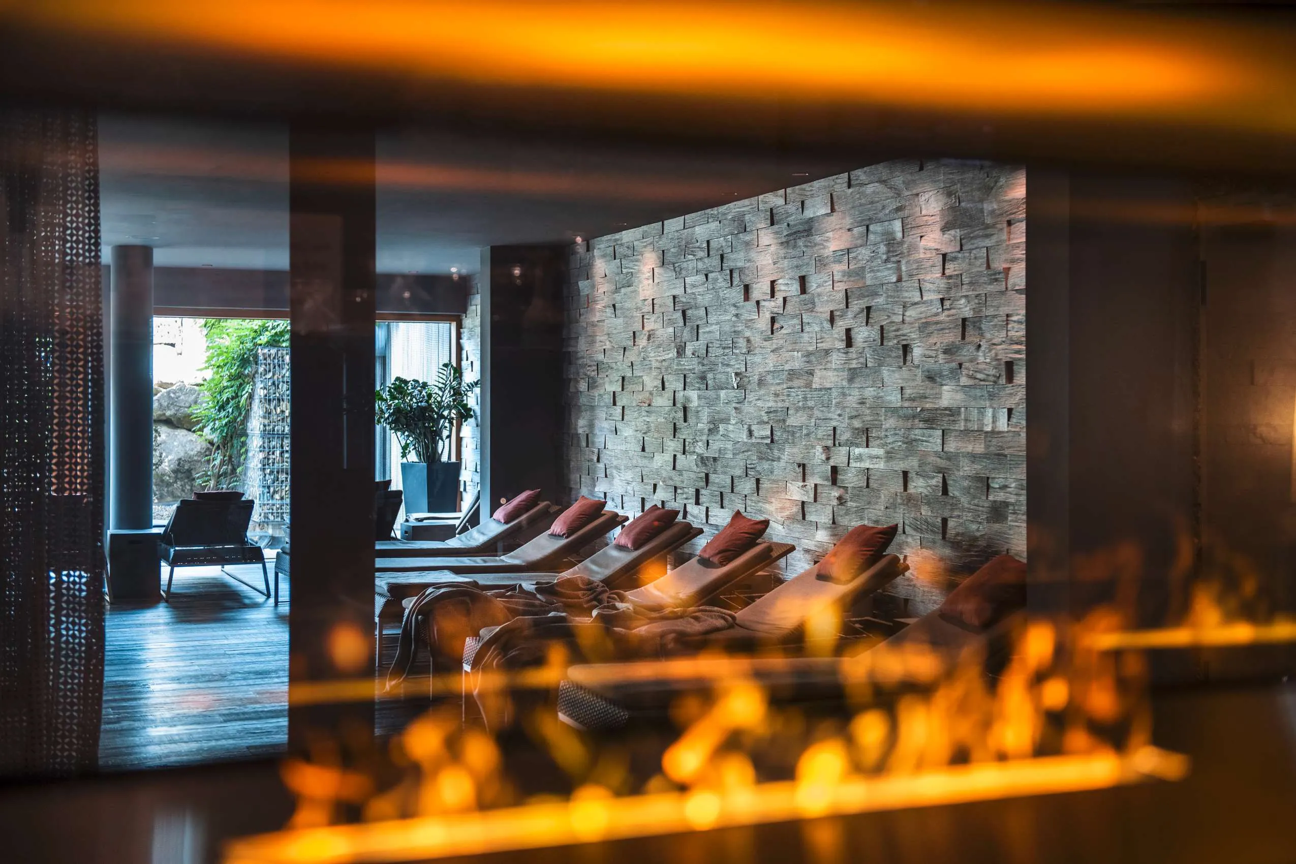 Blick in den Ruherraum mit Steinwand im Wellnesshotel Bodenmaiser Hof im Bayerischen Wald