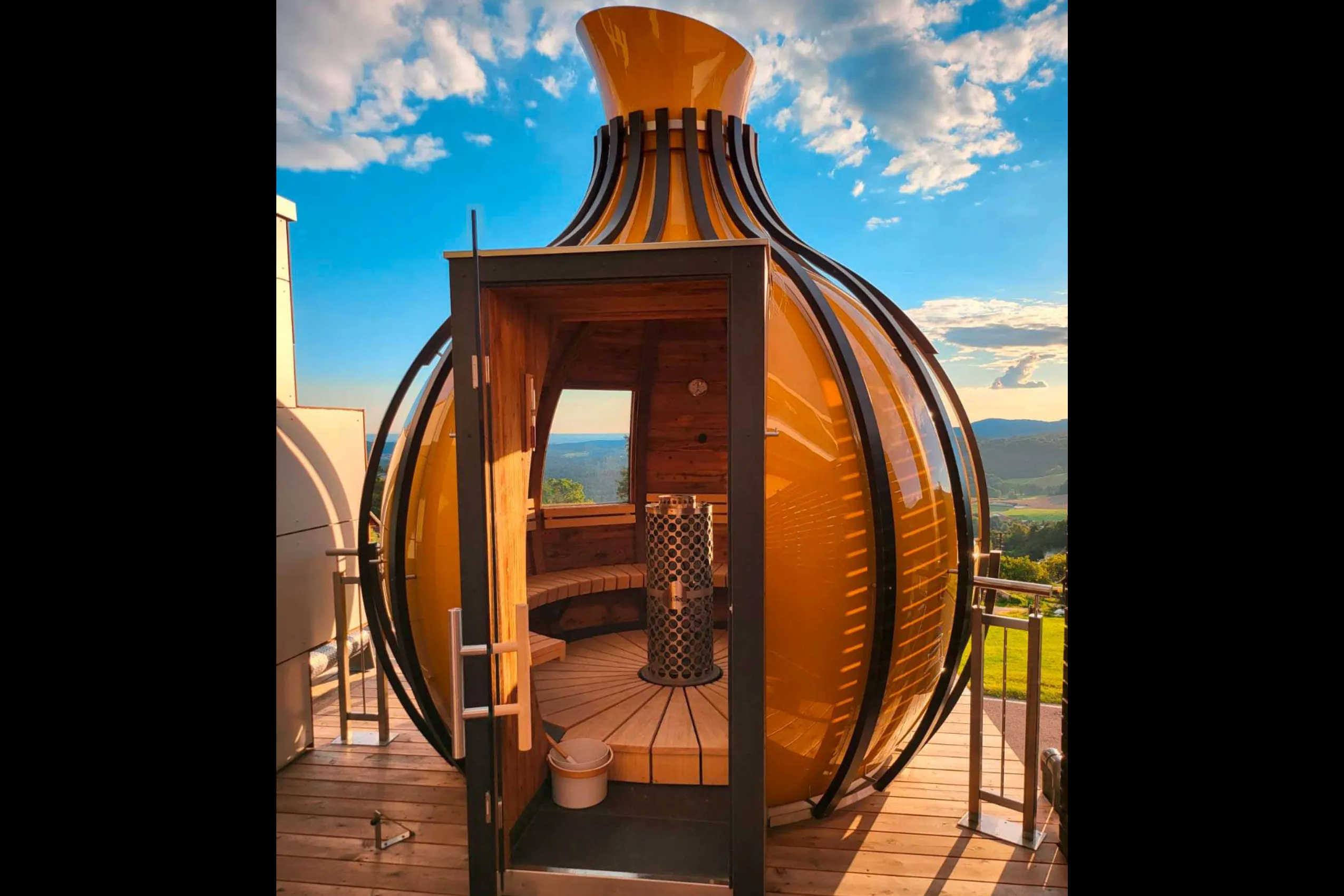 Sauna in Form einer Kugel auf der Terrasse des Wellnesshotels Thula im Bayerischen Wald