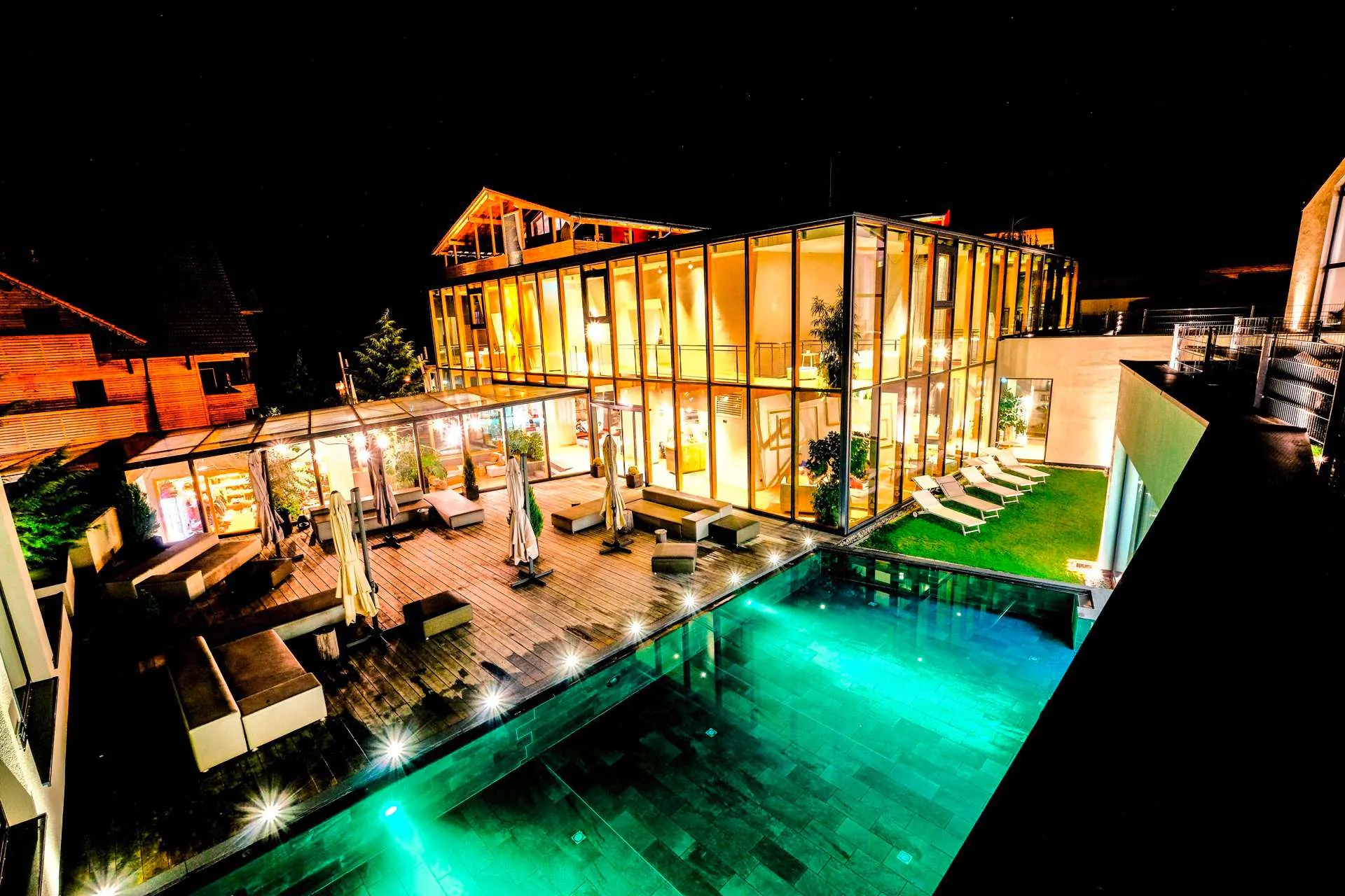 Au&szlig;enansicht des Ulrichshof im Bayerischen Wald mit gem&uuml;tlicher Sonnenterrasse und Pool bei Nacht.