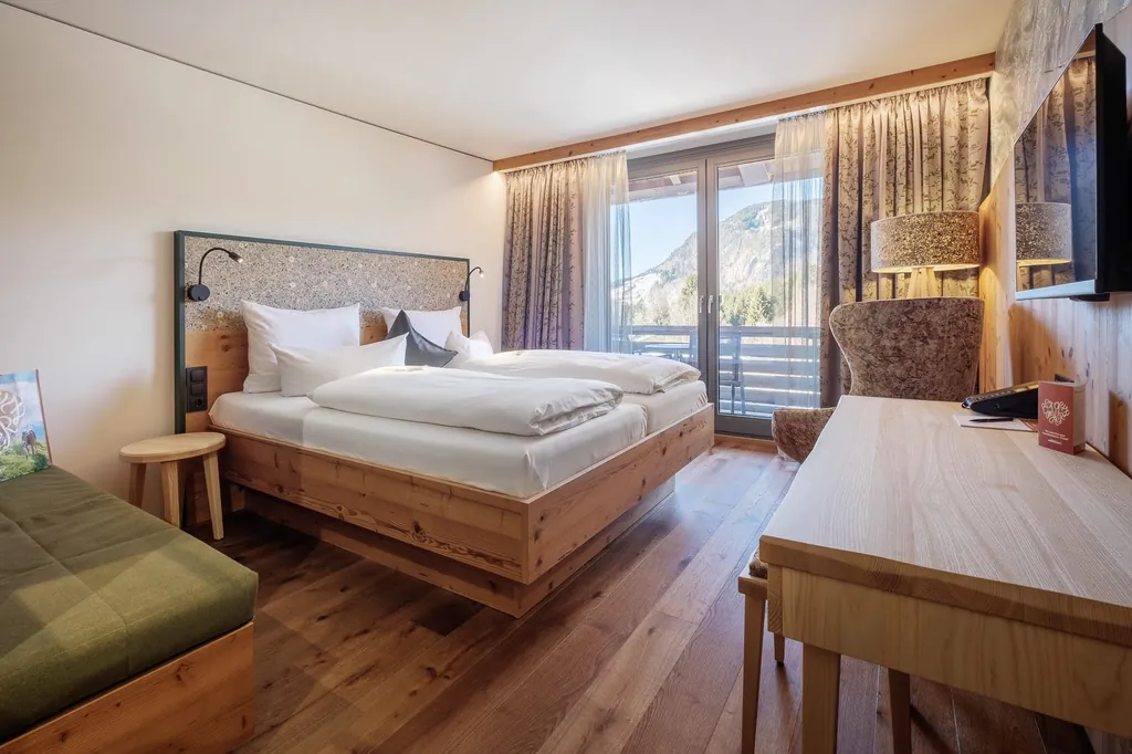 Doppelzimmer im Hotel Oberstdorf mit Holzboden und Blick vom Balkon auf die Berge