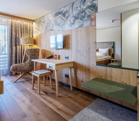 Zimmerausschnitt im Hotel Oberstdorf mit Schreibtisch und Panoramakarte an der Wand