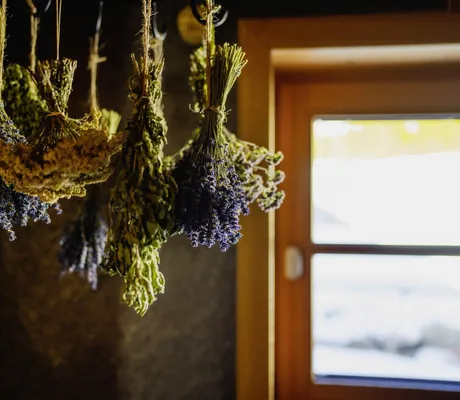 Kräutersträuße an der Decke der Sauna im Waldhotel am Notschreipass