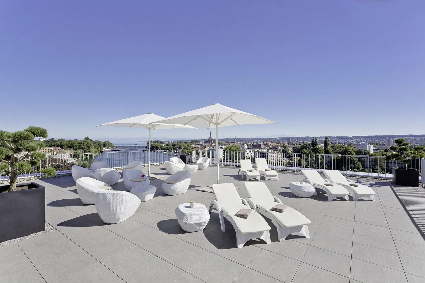 Dachterrasse des Hotel 47 Grad mit wei&szlig;en Gartenm&ouml;beln und Blick auf Seerhein und Bodensee