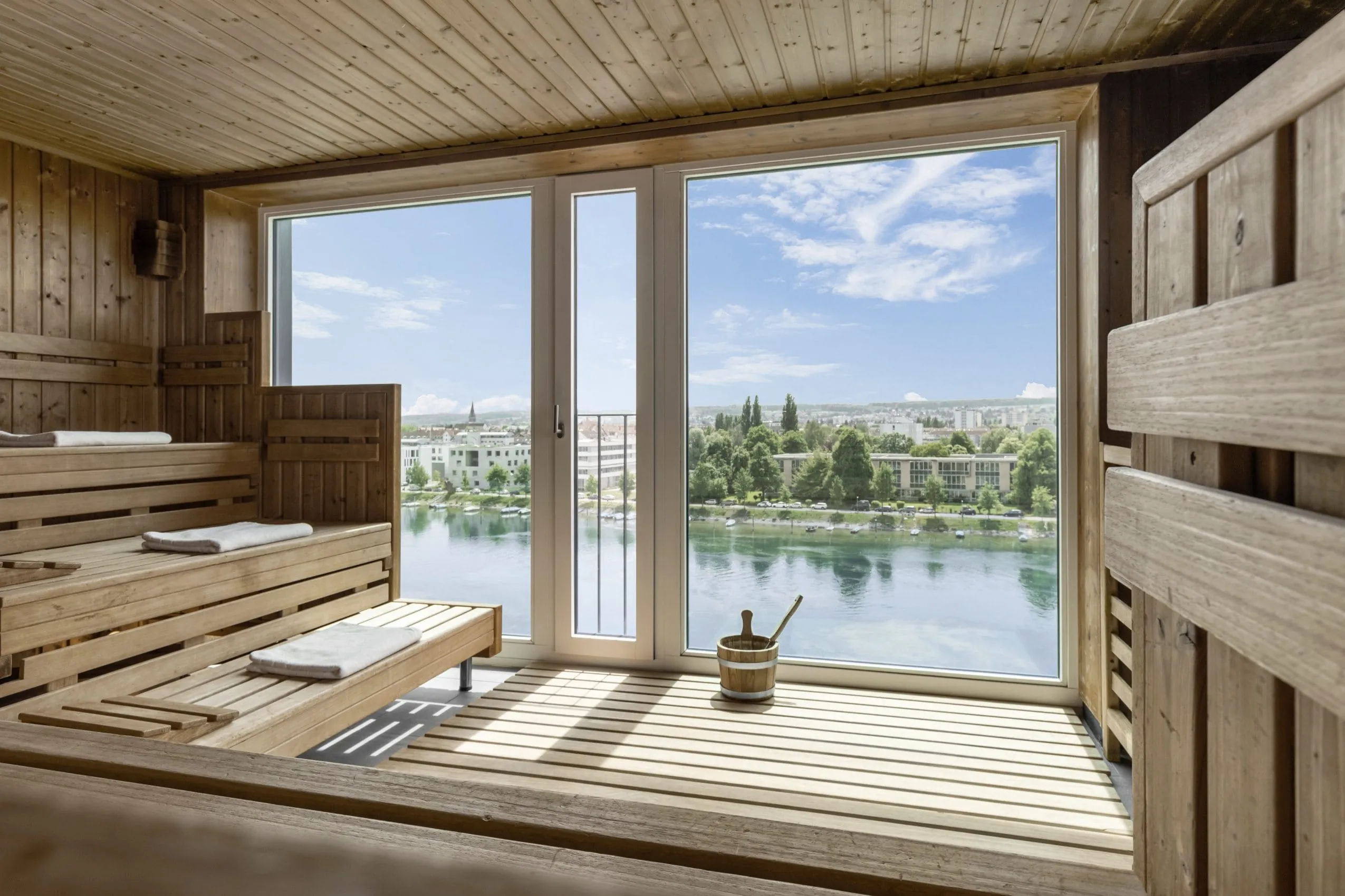 Blick aus der Sauna im Hotel 47 Grad auf den Seerhein und Konstanz