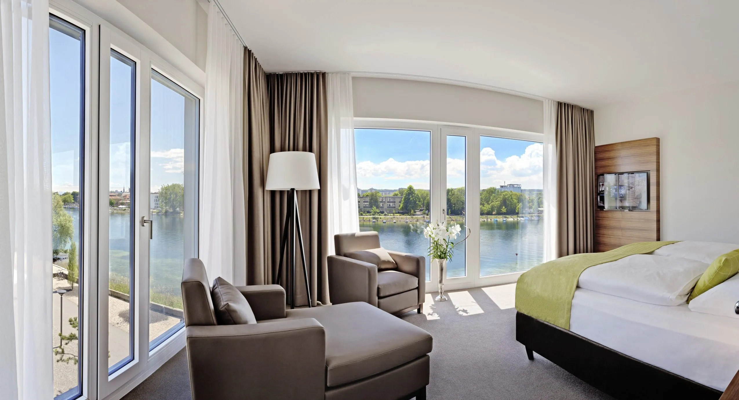 Zimmer mit mokkafarbener Chaiselongue im Hotel 47 Grad und Blick auf den Seerhein