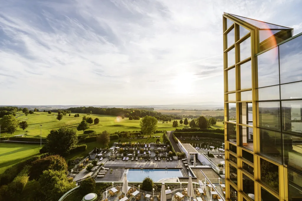Blick von oben auf die Fassade des Reiters Supreme 5* Hotel mit Außenpool
