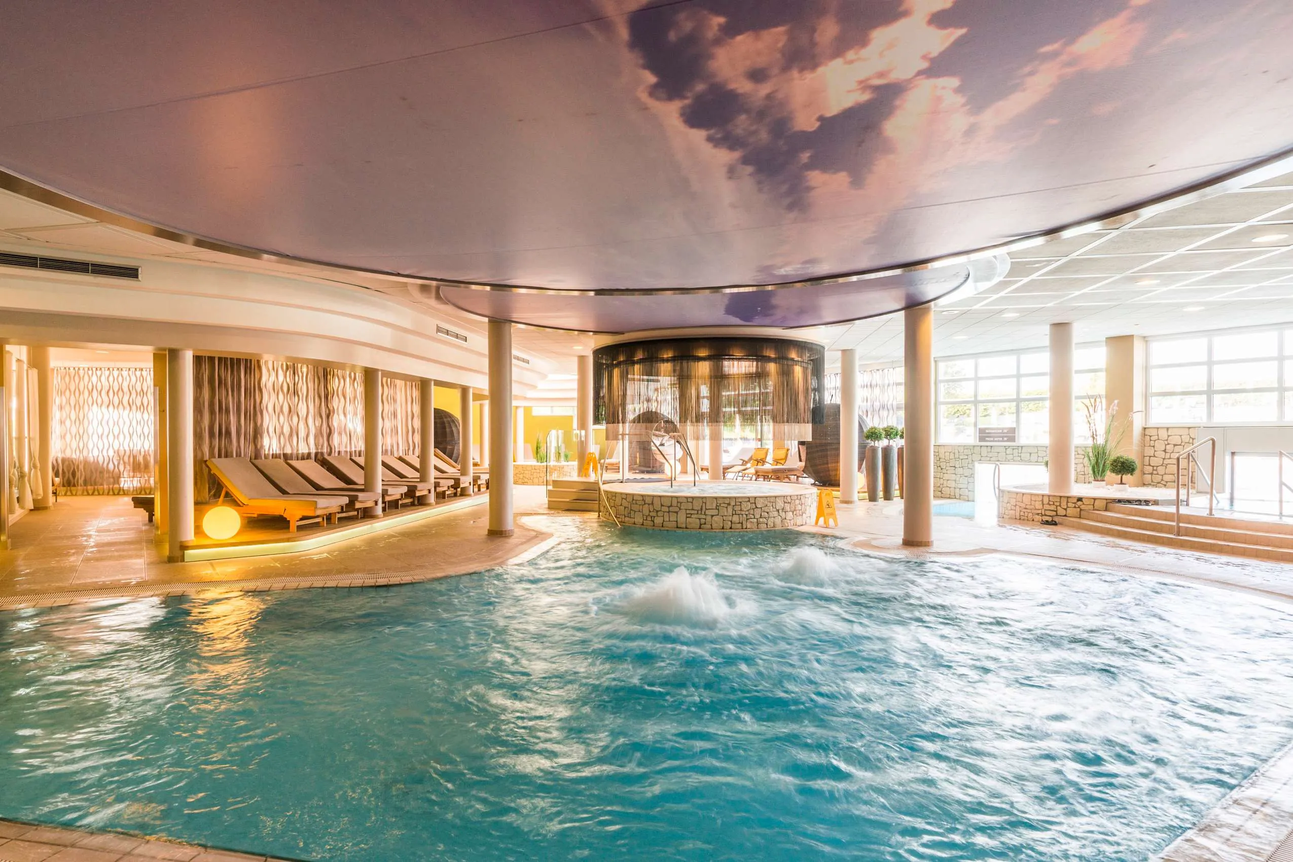 Indoorpool mit Wolkenhimmel-Decke und separatem Whirlpool im Adults only-Hotel Reiters Supreme