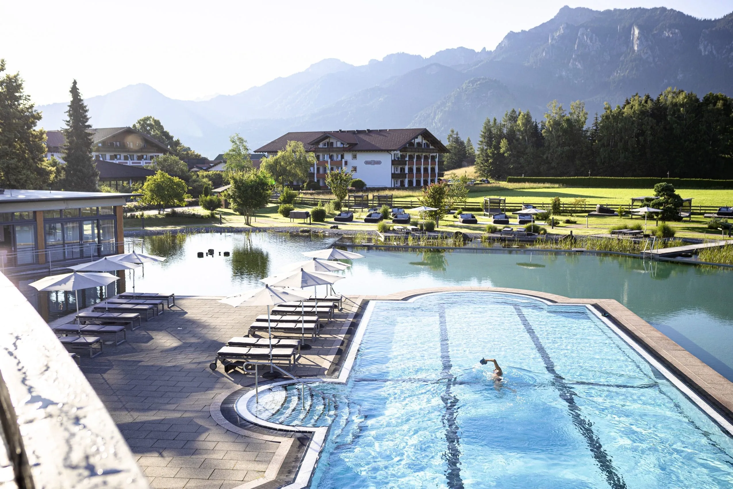Outdoorpool im Schwanensee mit Blick auf die Allg&auml;uer Berge