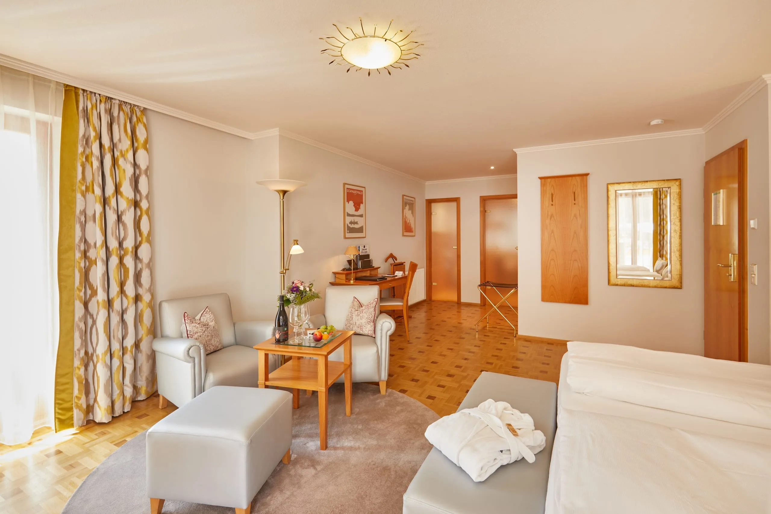 ger&auml;umig eingerichtetes Zimmer im Bergfried Hotel mit Beiget&ouml;nen und vielen Holzdetails