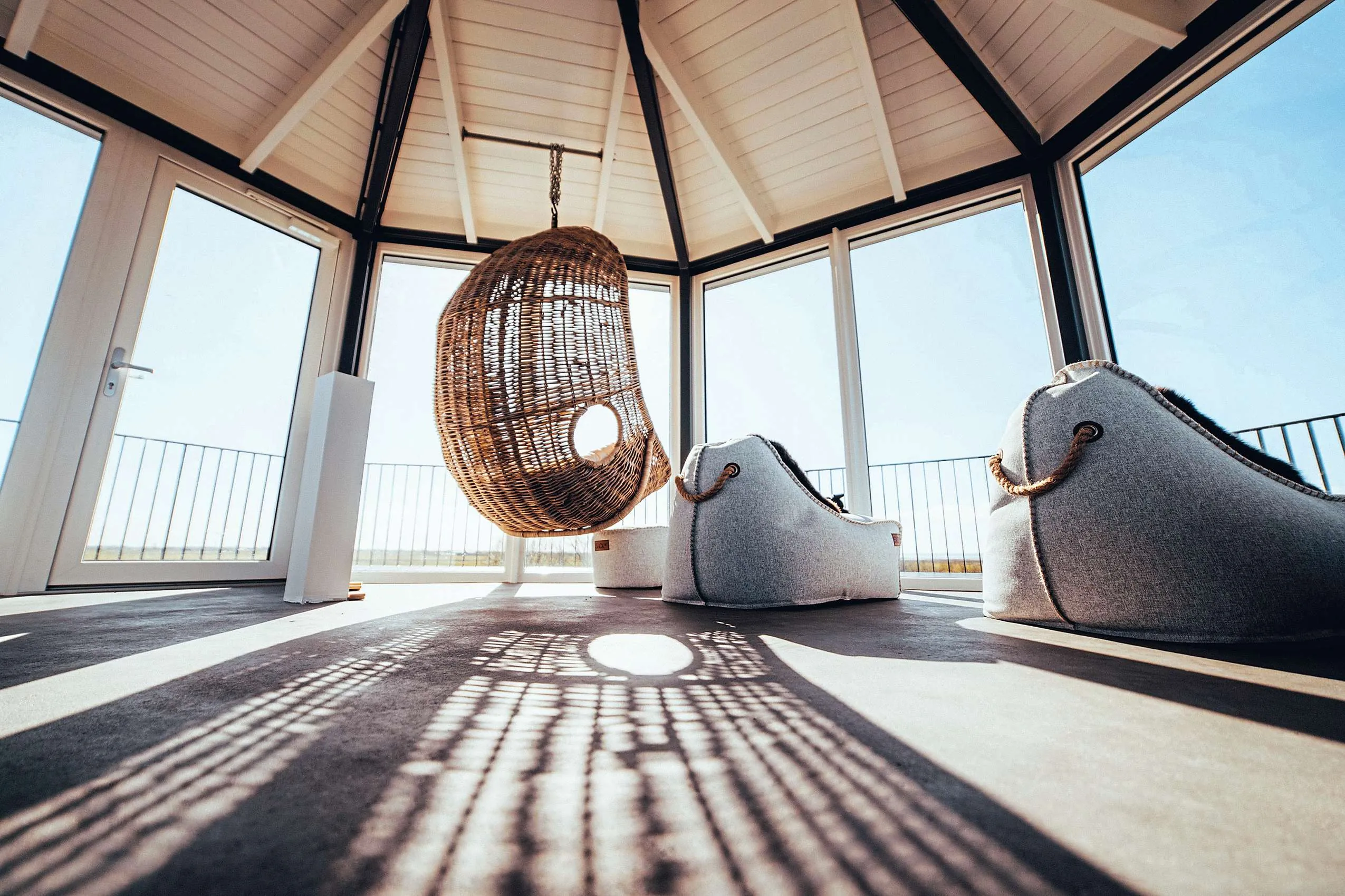 Ausblick aus dem Leuchturm Spa im Ruheraum mit H&auml;ngekorb und Sitzliegen