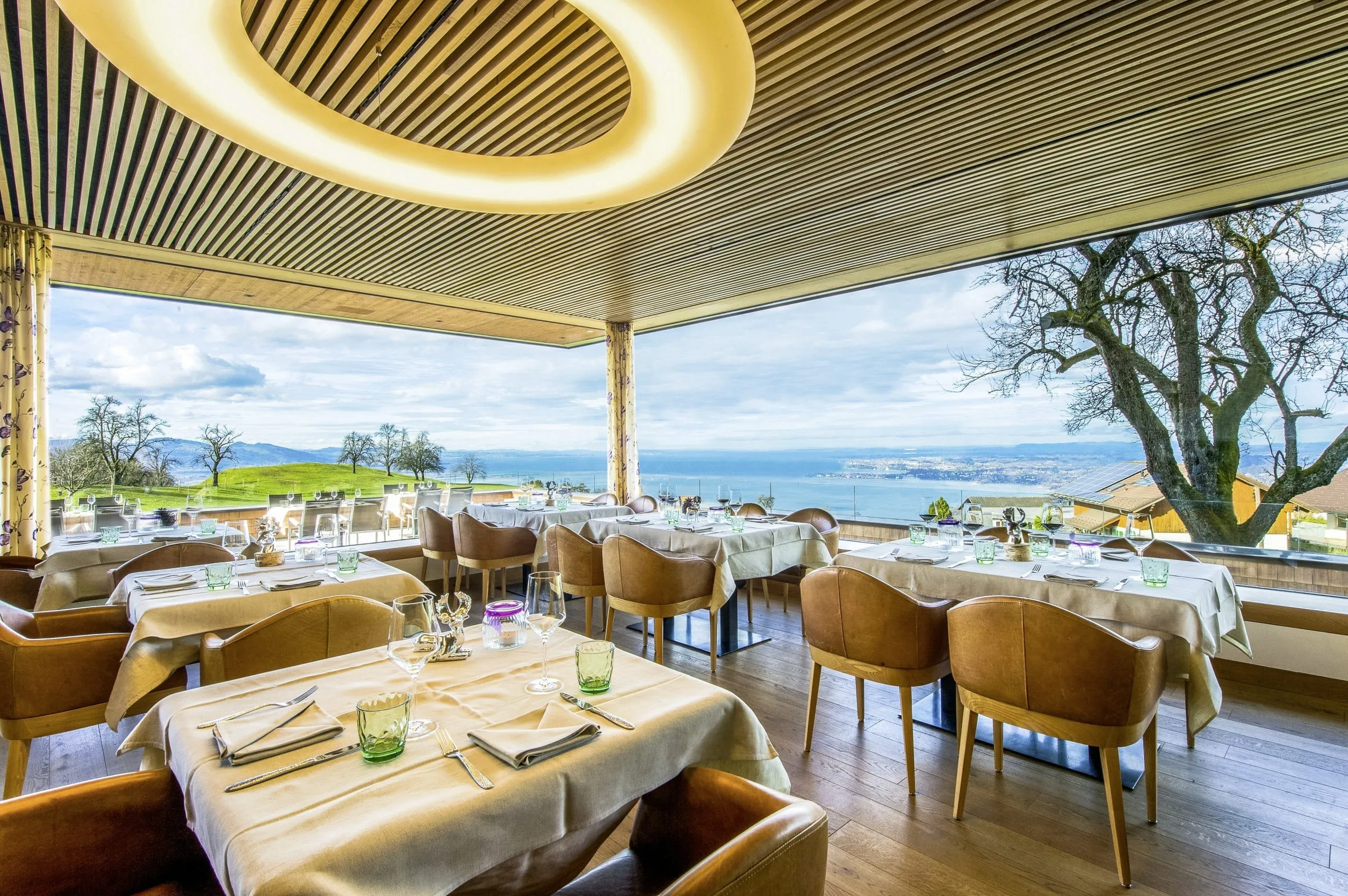 Restaurant des Adults only-Hotels mit gedeckten Tischen und traumhaften Blick auf den Bodensee im Mental Spa Resort Fritsch am Berg