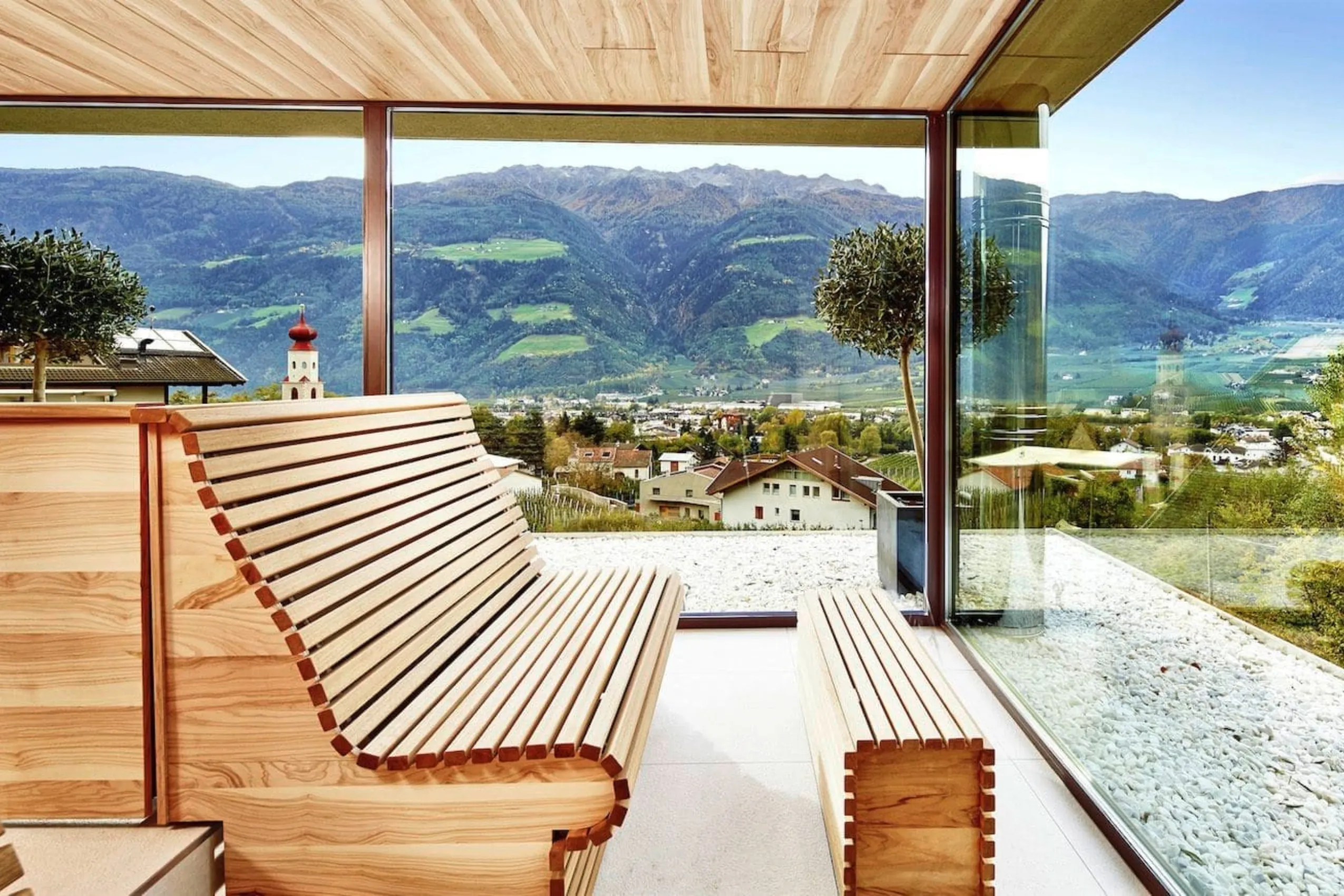 Sauna mit W&auml;nden aus Glas f&uuml;r einen Panoramablick auf die umliegende Landschaft.