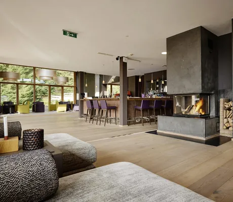 brennender Kaminofen neben der Bar im Das Kronthaler