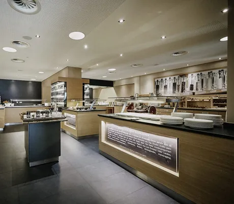 großer offener Buffetbereich im Das Kronthaler mit Sprüchen auf den Holtresen