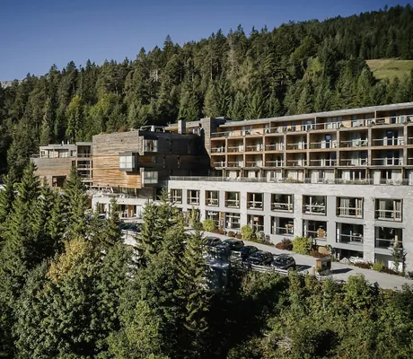 Holzfassade des Das Kronthaler eingebettet in den Wald