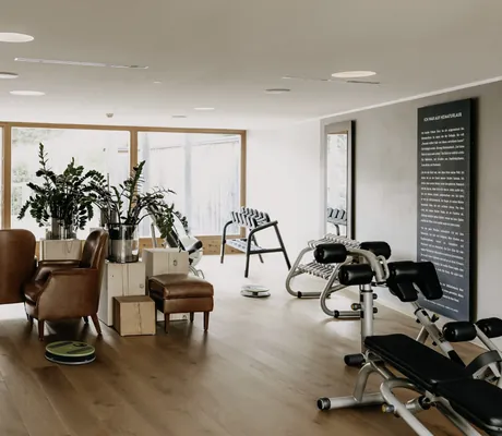 Fitnessraum im Das Kronthaler mit Ledersesseln und Hantelstationen
