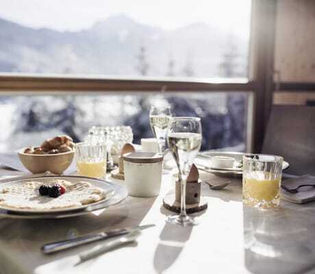 Frühstück auf dem Balkon im Das Kronthaler mit Waffeln und Orangensaft