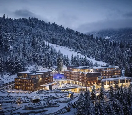 Gesamtansicht des beleuchteten Das Kronthaler im Winter