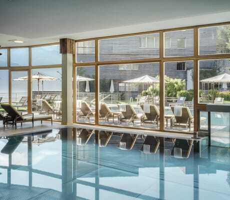 In-/Outdoorpool im Das Kronthaler mit Liegen am Beckenrand