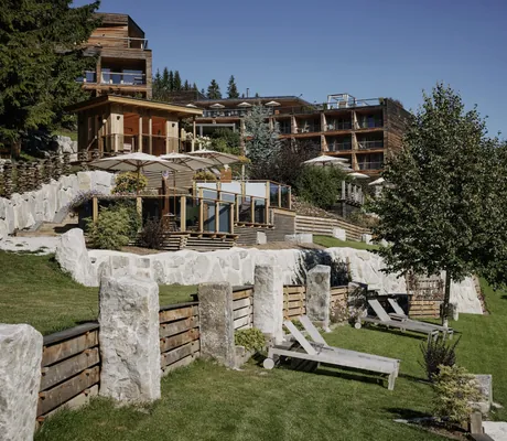 Liegewiese am Hang des Das Kronthaler mit hellen Steinfindlingen