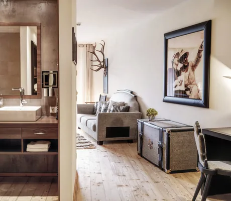 Luis Trenker Suite im Das Kronthaler mit großer Reisekiste und Luis Trenker Bild