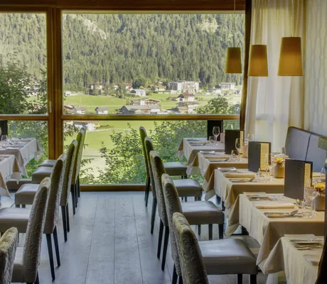 eingedeckte Tische im Restaurant des Das Kronthaler mit Panoramablick auf Achenkirch