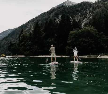 Gruppe von Stand Up Paddlern aus dem Das Kronthaler paddelt auf dem Achensee