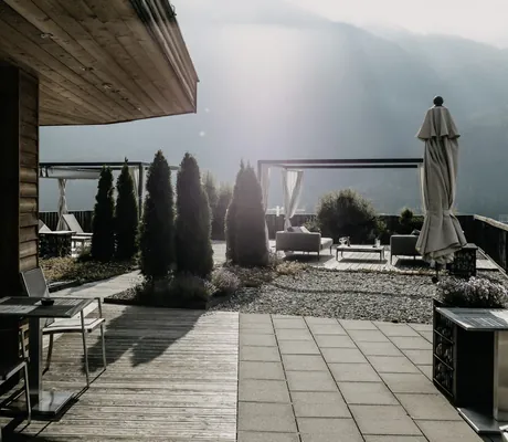 Dachterrasse im Das Kronthaler mit Sitzlounges und Buchsbäumen