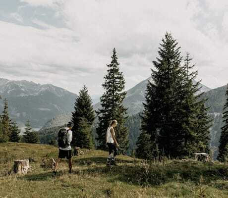 Paar beim Wandern im Karwendelgebiet rund um Das Kronthaler