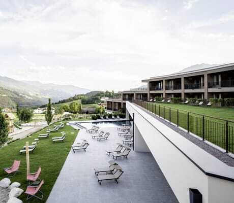 Blick über die Liegewiese das Tal entlang vom Familienhotel Das Mühlwald in Südtirol aus