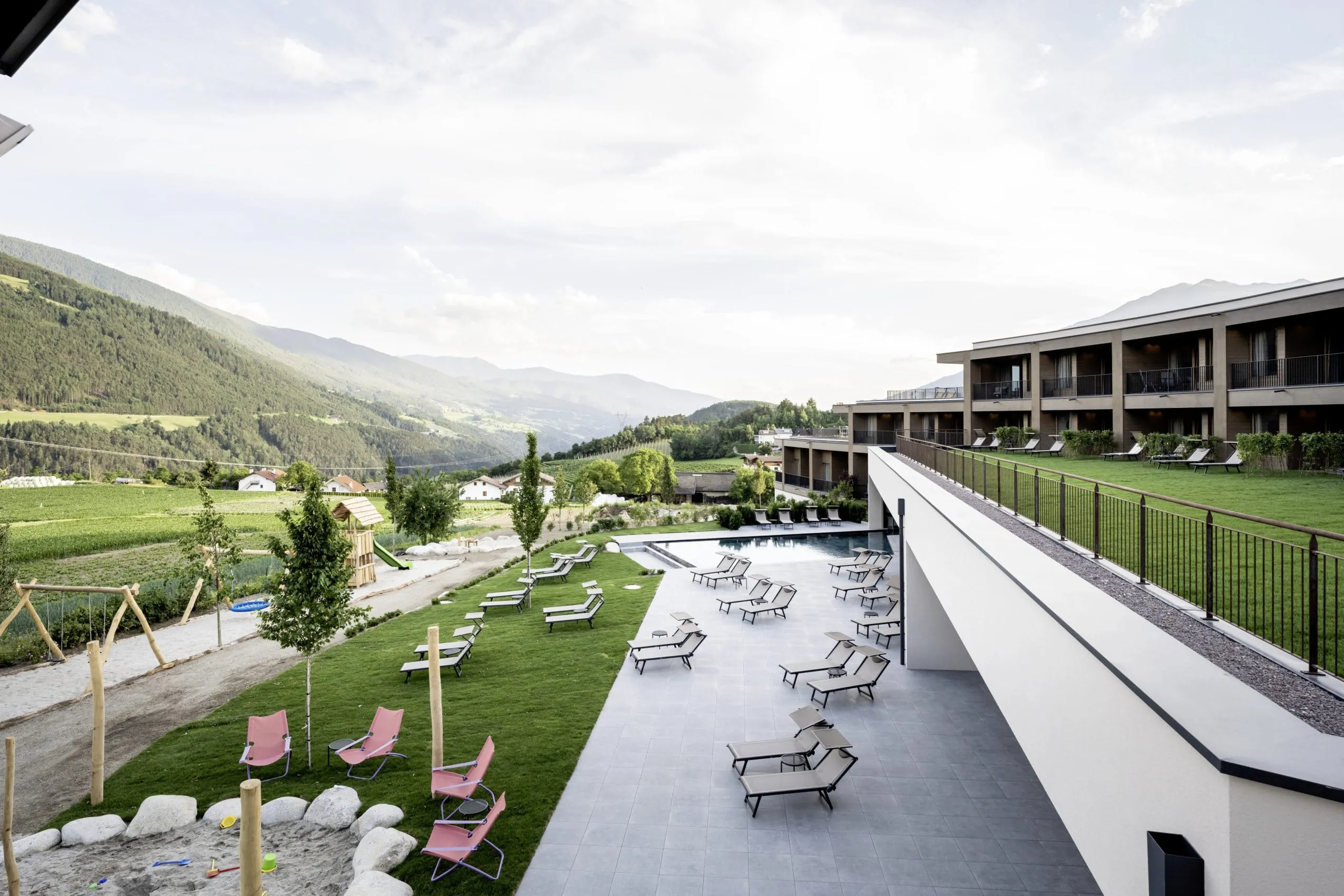 Blick über die Liegewiese das Tal entlang vom Familienhotel Das Mühlwald in Südtirol aus