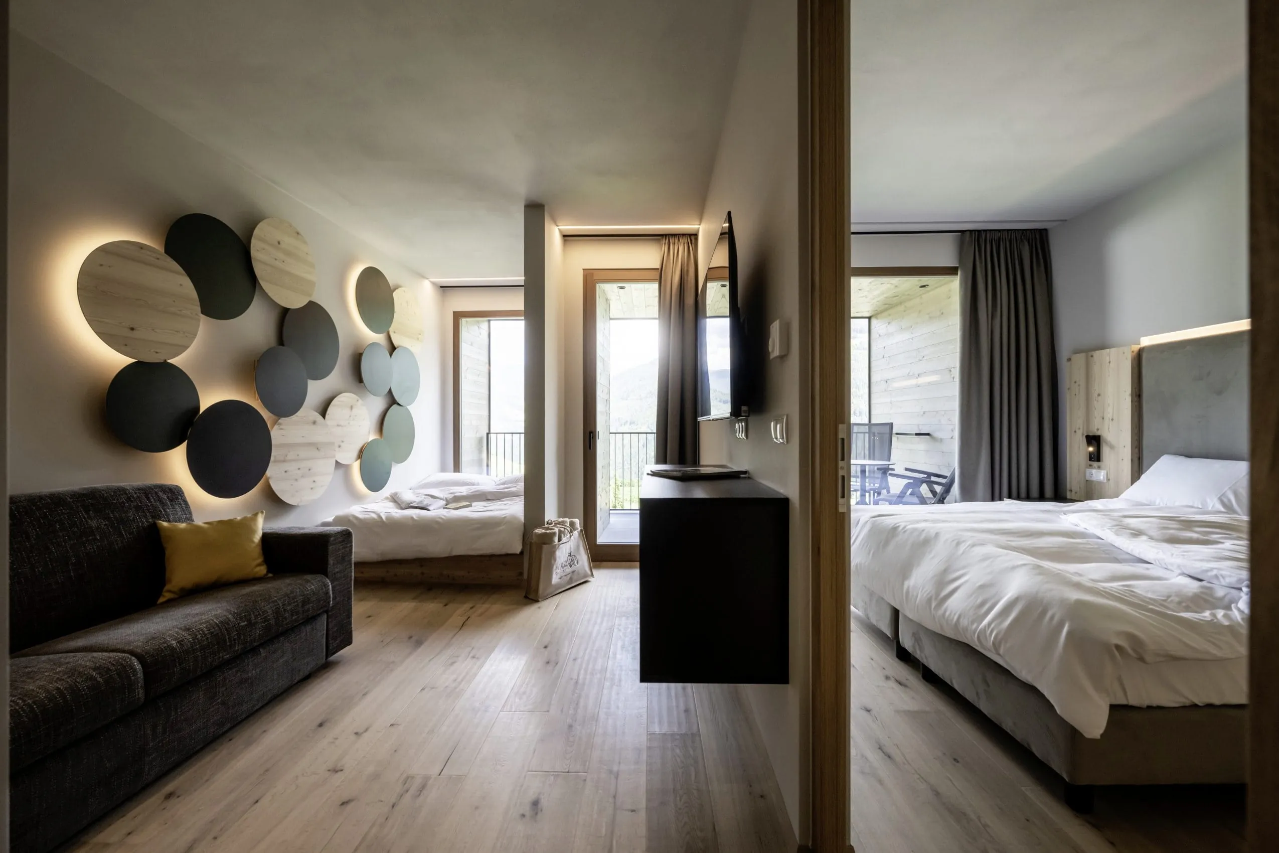 Blick in die Familiensuite im Das Mühlwald mit separatem Schlafbereich für Eltern und Kinder