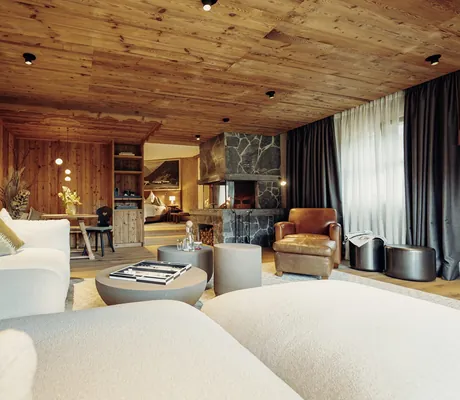 Suite Bergfeuer im Hotel Jungbrunn mit antikledernem Sessel und gemauertem Kamin