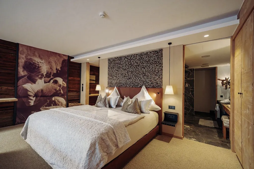 Doppelzimmer im Hotel Jungbrunn mit großer Schwarz/Weiß-Fotografie von Mädchen mit Lamm