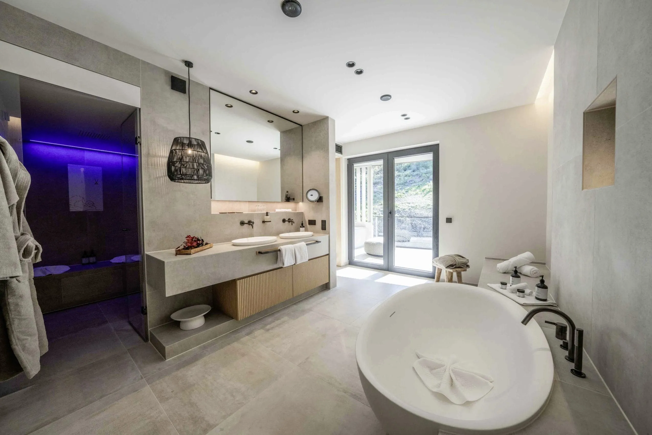 Luxuri&ouml;ses Badezimmer im Hotel & Spa Suiten FreiWerk mit Badewanne, Zugang zur Loggia, Sauna und Dampfbad