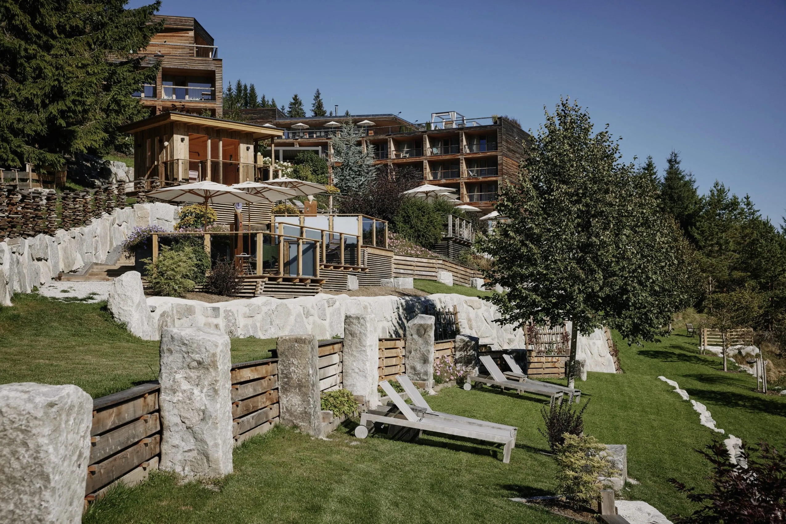 Im Hang angelegter Garten mit Ruheliegen f&uuml;r die G&auml;ste des Adults only-Hotels DAS KRONTHALER