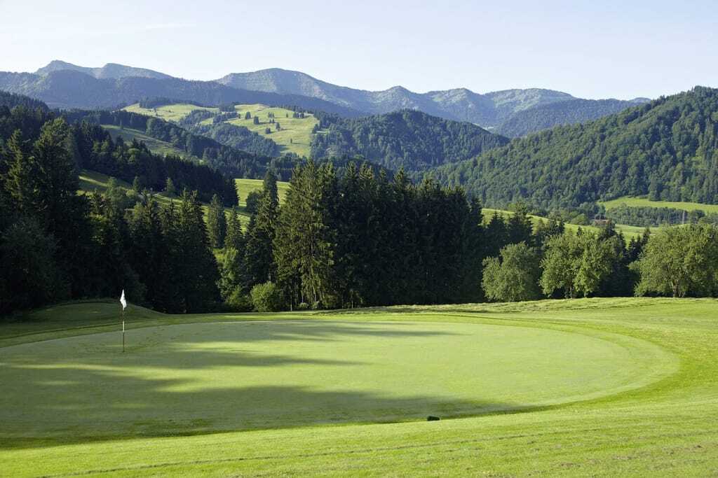 Golfplatz Oberstaufen im Sommer vor der malerischen Bergkulisse des Oberallgäus