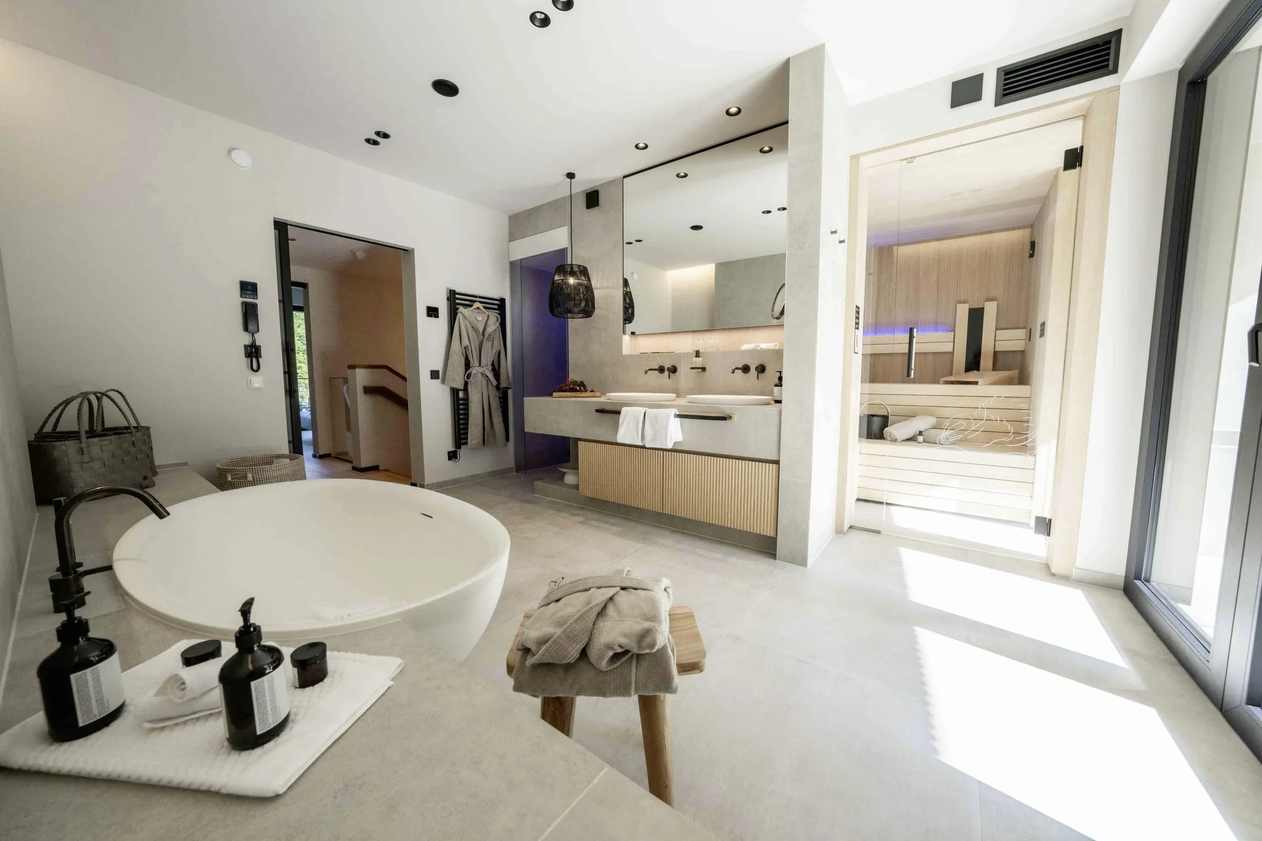 Luxuri&ouml;ses Badezimmer in der Private Wellness Suite mit Sauna, Dampfbad und Badewanne im Hotel FreiWerk