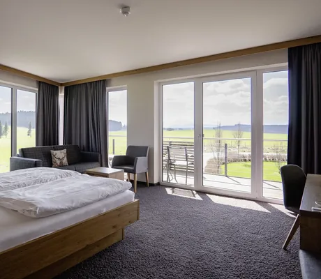 Ausblick aus bodentiefen Fenstern in der Panoramasuite des Tagungshotels Das Weitblick Allgäu